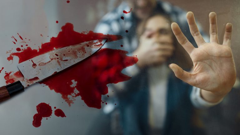 Την μαχαίρωσε μπροστά στα μάτια του παιδιού τους όταν του ζήτησε να χωρίσουν