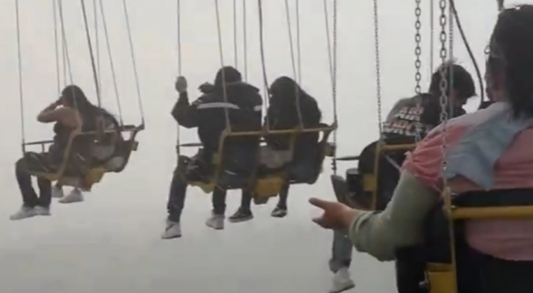 Μεξικό: Σοκαριστικό βίντεο σε θεματικό πάρκο – Δεκάδες άνθρωποι κρέμονται στο κενό μετά τη διακοπή μέσα στην καταιγίδα