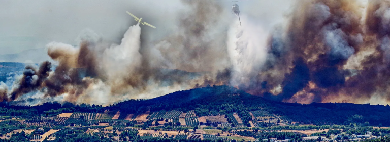 Εκτός ελέγχου η πυρκαγιά στη Βόρεια Αττική – Εκκενώθηκαν Δασαμάρι, Ντράφι, Διώνη και Νταού Πεντέλης- Μάχη για τη σταθεροποίηση του πύρινου μετώπου σε Καλλιτεχνούπολη και Γραμματικό – Αναζωπυρώσεις στη Νέα Πεντέλη