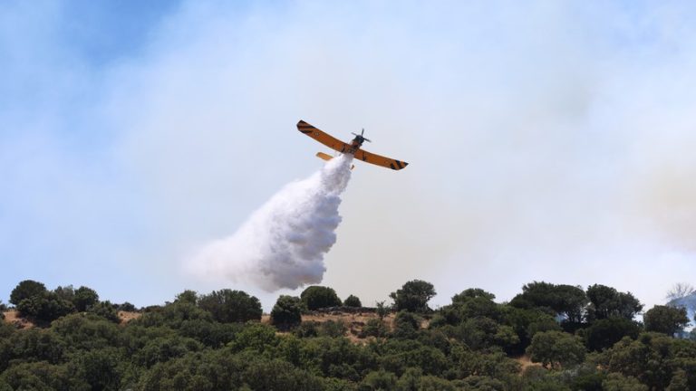 Πυρκαγιά σε δασική έκταση στις Φιλιάτες Θεσπρωτίας με συνεχείς εκρήξεις
