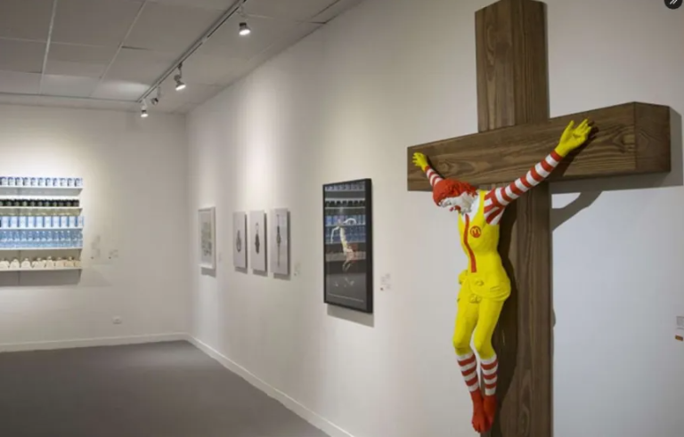 ”Ο κλόουν McDonald (ως McJesus) ως Εσταυρωμένος από τον βλάσφημο Φινλανδό σατανιστή ”καλλιτέχνη” Jani Leinonen σε μουσείο στη Χάιφα του Ισραήλ. Το Ισραήλ διεκδικεί Ολυμπιακούς!