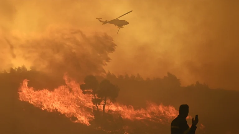 Εκτός ελέγχου η φωτιά στον Βαρνάβα, 112 για να απομακρυνθούν οι κάτοικοι της Σταμάτας προς εθνική οδό