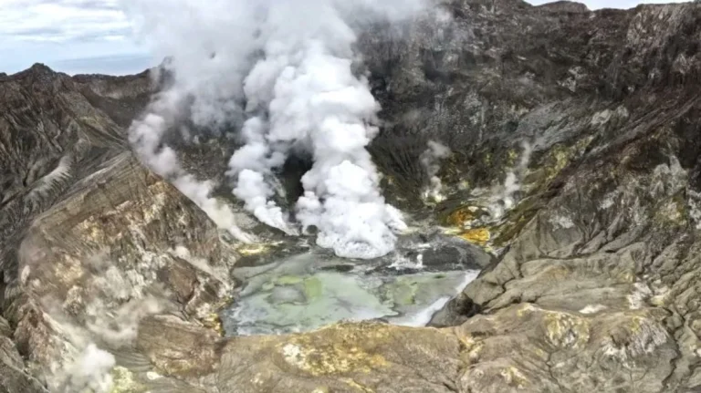 Νέα Ζηλανδία: Νέα έκρηξη του φονικού ηφαιστείου White Island – Προβλήματα σε πολλές πτήσεις