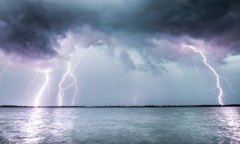 Συναγερμός στην Αιτωλοακαρνανία: Κεραυνός σκότωσε 150 ζώα σε κτηνοτροφική μονάδα