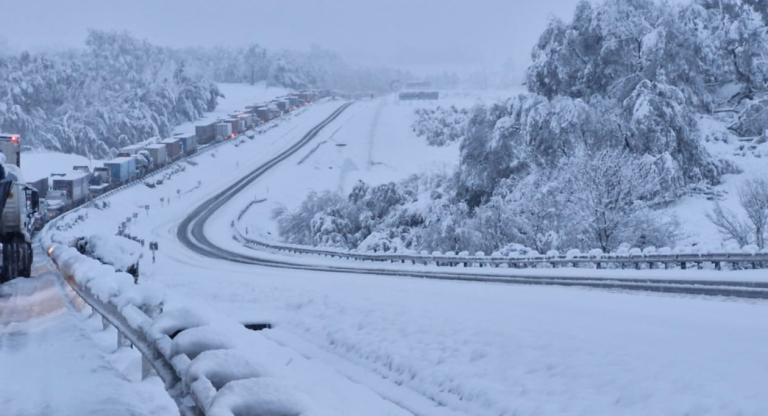 Νότια Αφρική: Δρόμοι έκλεισαν από τις σπάνιες και σφοδρές χιονοπτώσεις στη χώρα