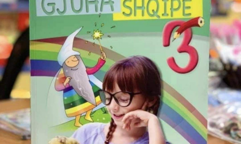 Οργή στην Αλβανία για το εξώφυλλο στο βιβλίο της Γ’ Δημοτικού με τον “τρανσέξουαλ χαρακτήρα” ντυμένο στα χρώματα του ουράνιου τόξου: “Θα τους αλλάξει μυαλά ή φύλο;”