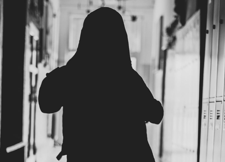 Γλυφάδα: Αγριος ξυλοδαρμός 14χρονης από συμμαθητές της – Προσπάθησαν να τη γδύσουν και να της κάψουν τα μαλλιά