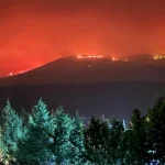 Φωτιά στην Κορινθία: Κάηκαν σπίτια, έκλεισε η Κορίνθου-Πατρών στο ύψος του Δερβενίου, συγκλονιστικά βίντεο