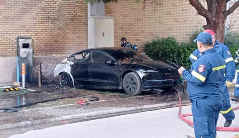 Χαλάνδρι: Ηλεκτρικό αυτοκίνητο τυλίχθηκε στις φλόγες ενώ φόρτιζε – Δείτε βίντεο