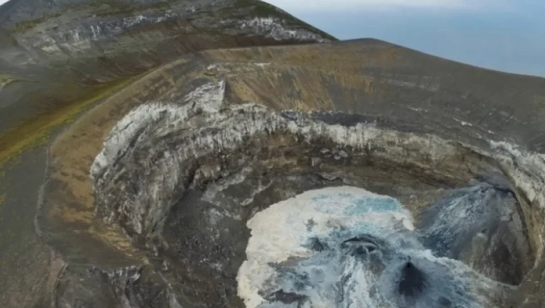 Το «Βουνό του Θεού» είναι έτοιμο να εκραγεί: Το ηφαίστειο που «φτύνει» μαύρη λάβα