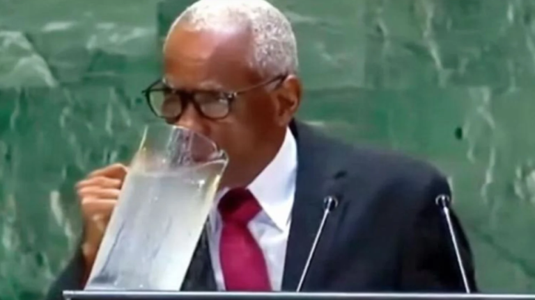 ΟΗΕ: Ο πρόεδρος της Αϊτής… ήπιε νερό από την κανάτα στη γενική συνέλευση