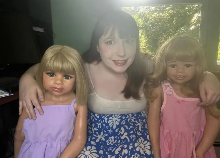 Χαμός στο διαδίκτυο με την αποκάλυψη 27χρονης – «Θηλάζω τις 7 κούκλες μου – Ο κόσμος εξαγριώνεται, αλλά τις νιώθω σαν πραγματικά παιδιά»