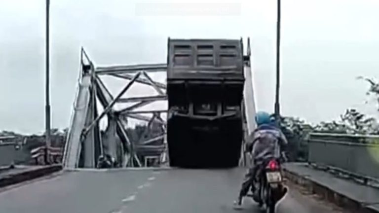 Σοκαριστικό βίντεο: Η στιγμή που καταρρέει γέφυρα στο Βιετνάμ και οχήματα πέφτουν στο νερό