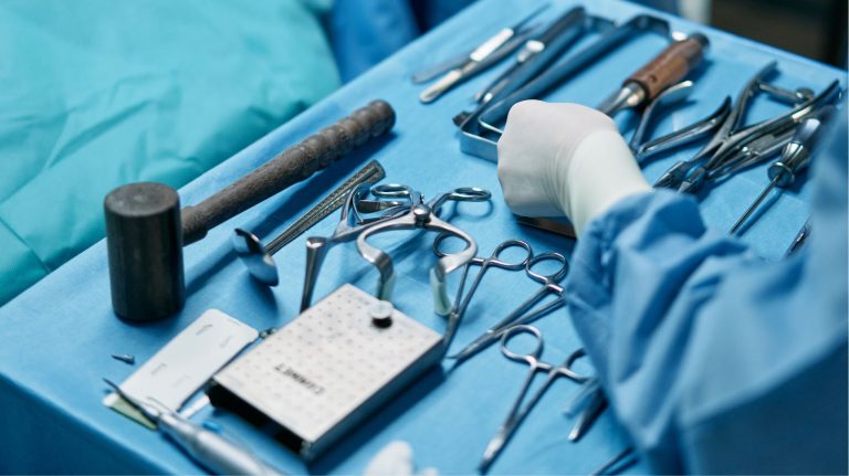 Πώς από τα 50.000 δωρεάν απογευματινά χειρουργεία φτάσαμε στα 37.000 και τα 60 εκατ. ευρώ έγιναν 40 – Στα κάγκελα οι καρκινοπαθείς