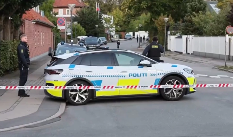 Δανοί στρατιώτες με βαρύ οπλισμό να φρουρούν την ισραηλινή πρεσβεία στην Κοπεγχάγη μετά τις δύο εκρήξεις