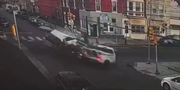 Τροχαίο σοκ στις ΗΠΑ: Φορτηγάκι με 4 ανήλικους παραβίασε το κόκκινο και συγκρούστηκε με άλλο όχημα