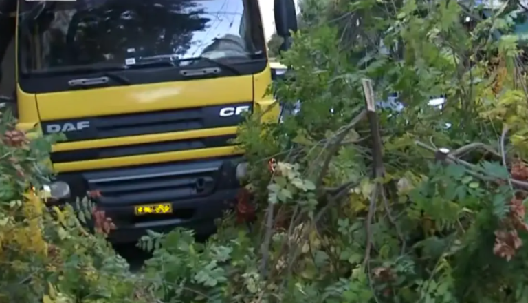 Φορτηγό έπεσε πάνω σε δέντρο στην Πατησίων – Κλειστές δύο λωρίδες κυκλοφορίας