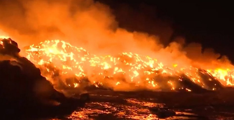 Θεσσαλονίκη: Σε εξέλιξη μεγάλη φωτιά σε εργοστάσιο με ανακυκλώσιμα υλικά