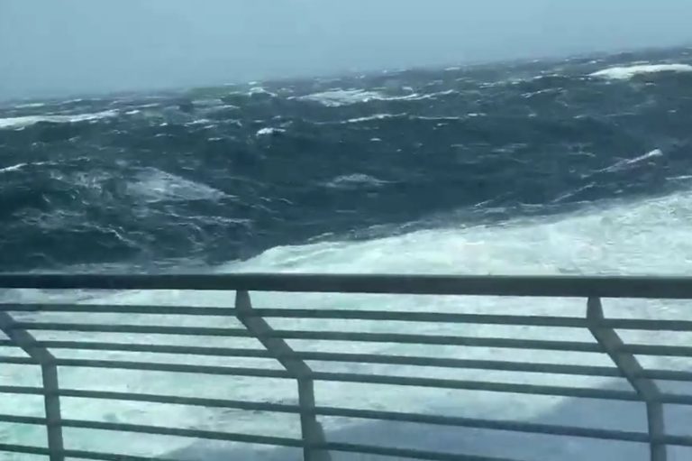 Η κρουαζιέρα του τρόμου: Τεράστιο κύμα 9 μέτρων σκότωσε ένα άτομο και τραυμάτισε 100