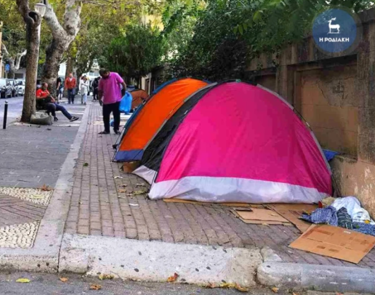 Ρόδος: Αναστάτωση από εκατοντάδες μετανάστες στους δρόμους – Ανεπαρκής ο καταυλισμός στο λιμάνι λένε οι αστυνομικοί