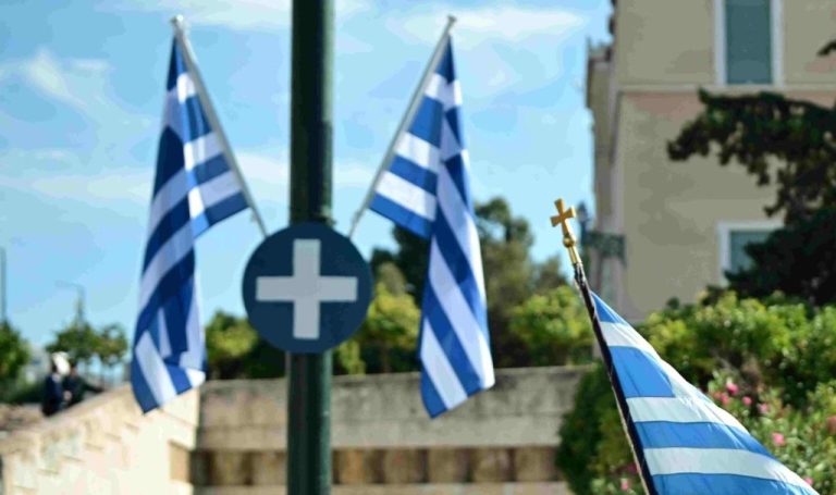 Οργή με το ΒΙΝΤΕΟ: Αλλοδαποί ξήλωσαν ελληνικές σημαίες παραμονές της 28ης Οκτωβρίου