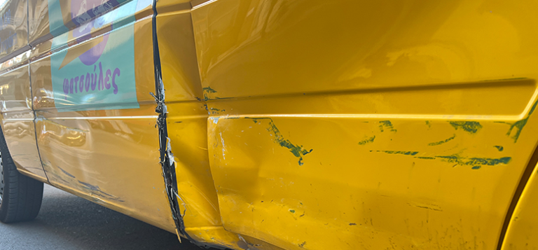 Νέος Κόσμος: Σχολικό λεωφορείο συγκρούστηκε με ΙΧ