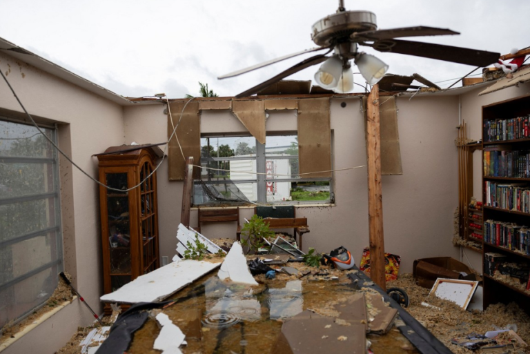 Στους 15 οι νεκροί του τυφώνα Μίλτον – Άνδρας διασώθηκε πάνω σε ψυγείο 50 χιλόμετρα από την ακτή της Φλόριντα