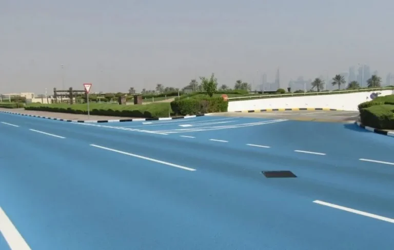 Τι σημαίνουν οι μπλε δρόμοι – Ποιες χώρες έχουν αλλάξει χρώμα στην άσφαλτο