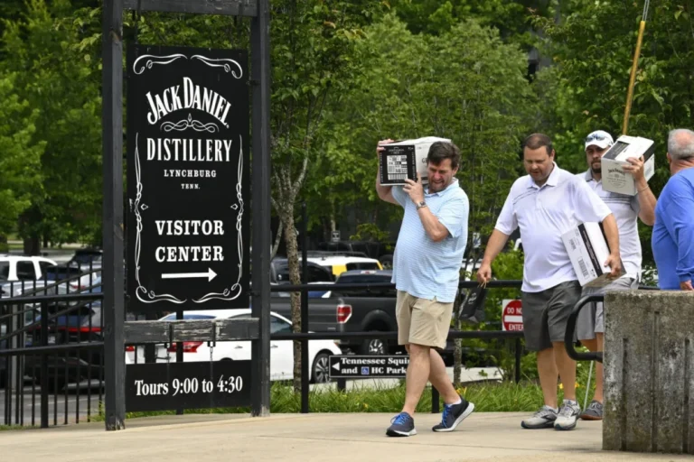Μετά τη Harley Davidson και η Jack Daniel’s τερματίζει τη woke φρενίτιδα – Ουράνια τόξα και καπιταλισμός δεν πάνε μαζί