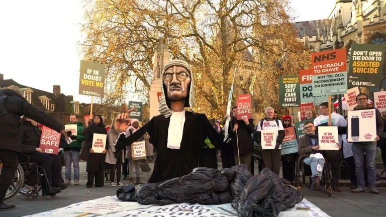 Βρετανία: Εγκρίθηκε το νομοσχέδιο για την ευθανασία – Τα επόμενα βήματα