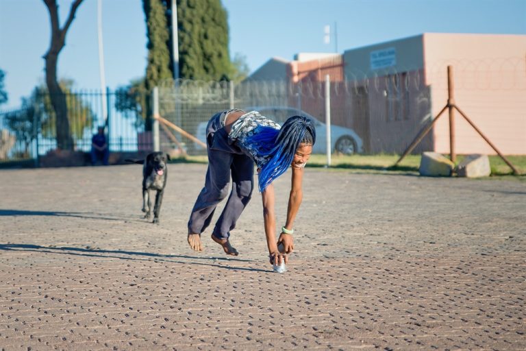 Βίντεο: Άνδρας στις ΗΠΑ έβγαλε «βόλτα» φίλους του ντυμένους σαν «σκύλους» με αλυσίδα και περπατώντας στα τέσσερα!