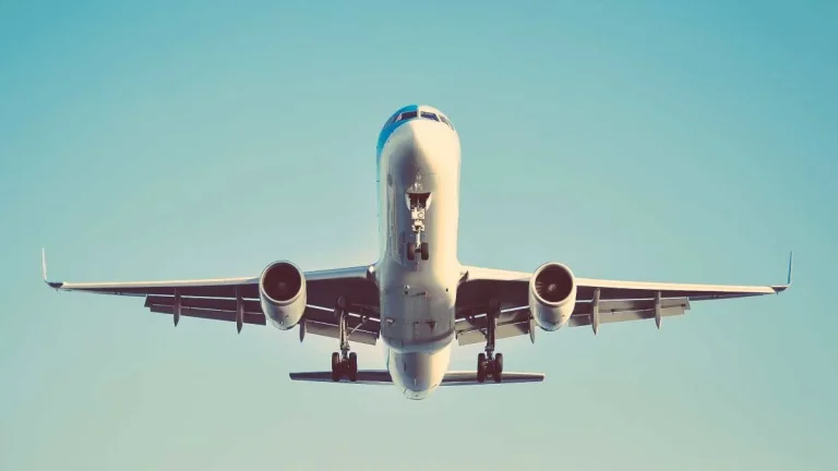 ΗΠΑ: Πανικός σε πτήση της United Airlines – Η στιγμή που διαπιστώνεται βλάβη στον κινητήρα