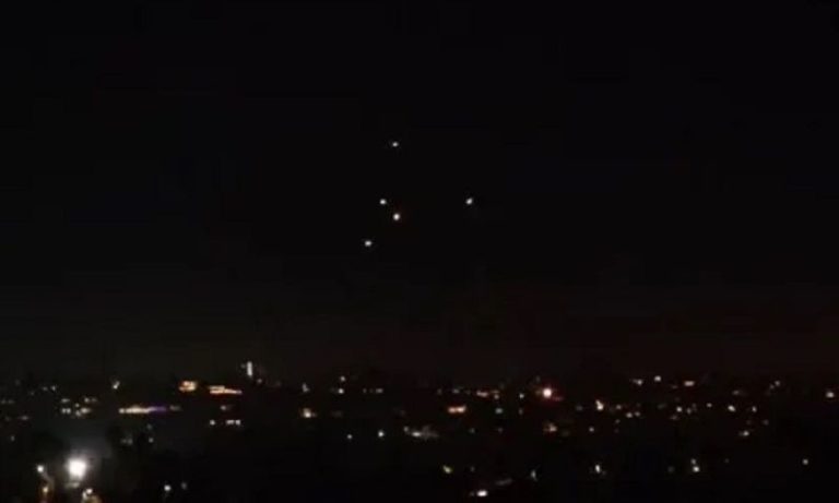 Πάτρα: Μυστήριο στο Μιντιλόγλι – Απροσδιόριστα φώτα διαγράφουν κυκλικές τροχιές στον ουρανό