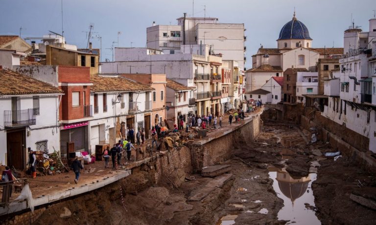Bαλένθια: Oι πλημμυροπαθείς ζουν με πτώματα μέσα στα σπίτια τους – Η βοήθεια αργεί δραματικά