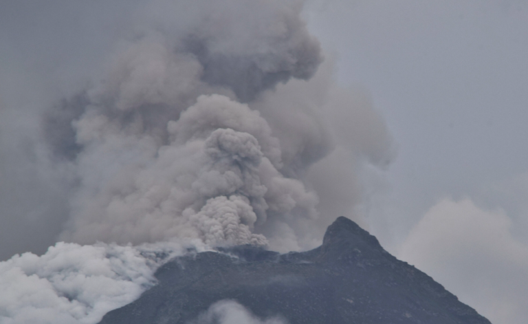 Τουλάχιστον εννέα νεκροί από έκρηξη ηφαιστείου στην Ινδονησία