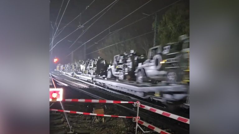 Άρματα μάχης μεταφέρονται στη Γερμανία κατά τη διάρκεια της νύχτας