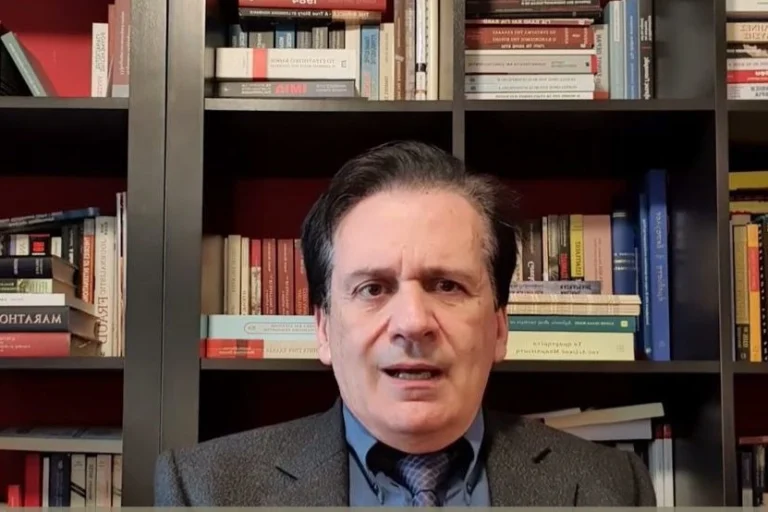 Κ. Αρβανίτης: Ο θάνατος του Μανουσάκη προήλθε από κατεστραμμένο ανοσοποιητικό σύστημα που δεν υπακούει σε καμία φαρμακευτική αγωγή