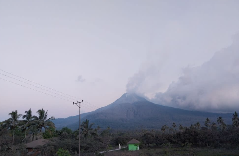 Χάος στην Ινδονησία μετά την έκρηξη ηφαιστείου – Απομακρύνονται εσπευσμένα από τα σπίτια τους 16.000 άνθρωποι