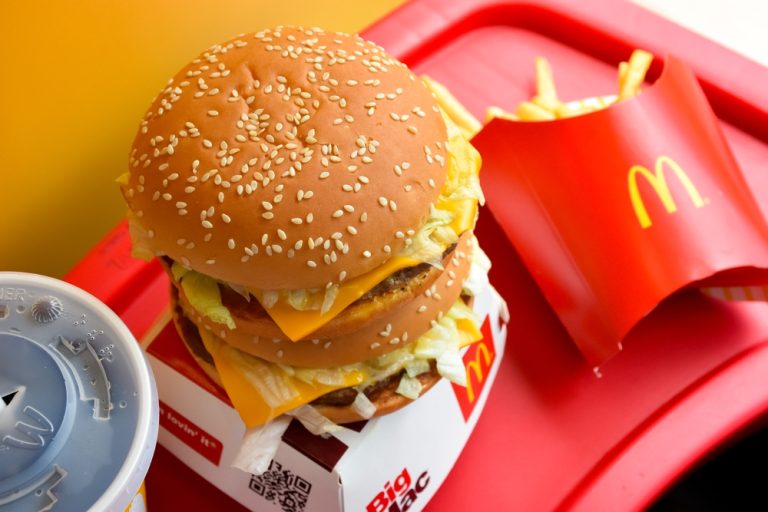 McDonald’s: Αυξάνονται τα θύματα του burger- Μπορεί να είναι περισσότεροι από 2.500 σύμφωνα με εκτιμήσεις