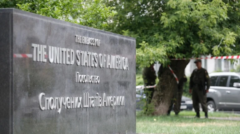 Ουκρανία: Οι ΗΠΑ κλείνουν την πρεσβεία στο Κίεβο – Επικαλούνται πληροφορίες για χτύπημα