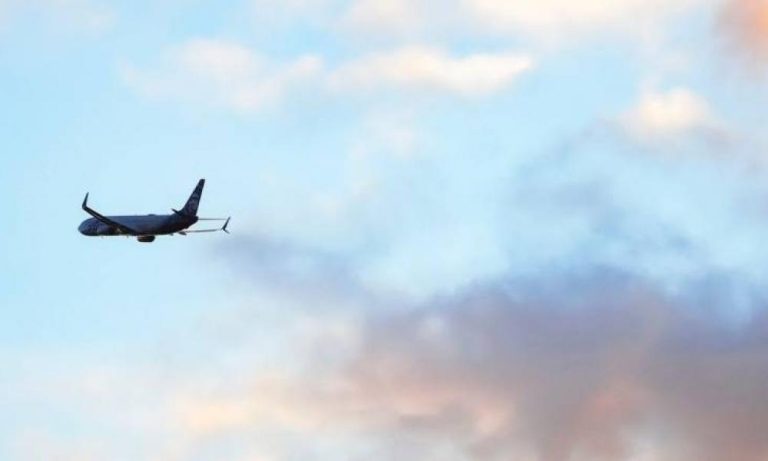 Σοκ σε πτήση από Ρώμη-Αναγκαστική προσγείωση Boeing που έβγαζε φλόγες από τον κινητήρα