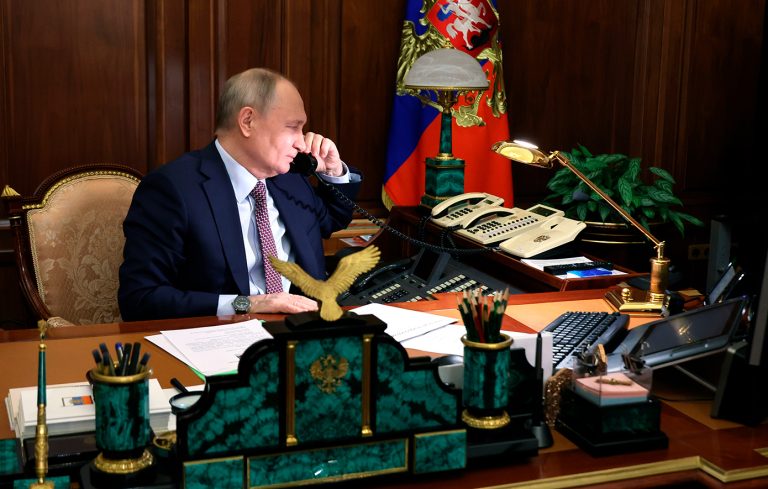 Δεν χρησιμοποιείται το «κόκκινο τηλέφωνο», σύμφωνα με το Κρεμλίνο – Παγκόσμια αγωνία