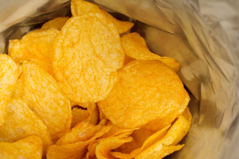 «Μην τα καταναλώσετε» – Σπασμένα γυαλιά σε πατατάκια πάπρικας – Επείγουσα προειδοποίηση