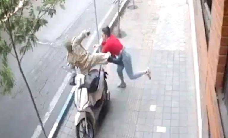 Ιράν: 25χρονη Τουρκάλα παρενοχλήθηκε σεξουαλικά από μοτοσικλετιστή και συνελήφθη επειδή δεν φορούσε χιτζάμπ