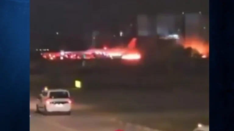 Τουρκία: Κινητήρας αεροσκάφους τυλίχτηκε στις φλόγες μετά την προσγείωσή του – Σώοι οι 79 επιβάτες