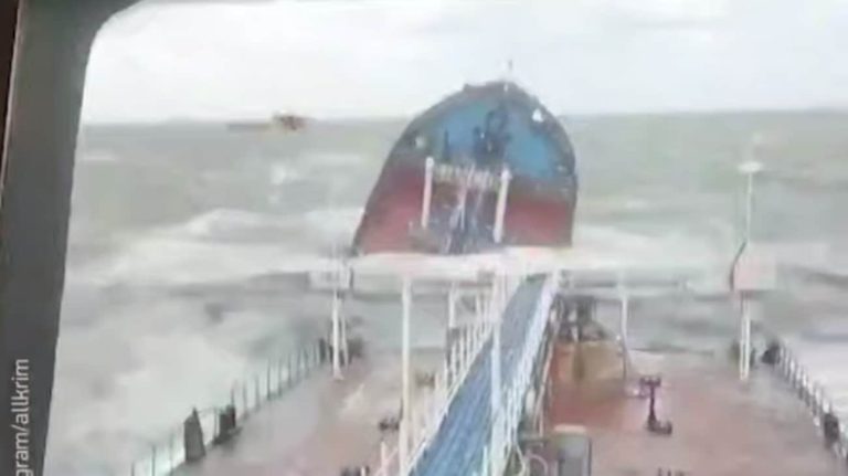 Ρωσικά δεξαμενόπλοια με μαζούτ έσπασαν στα δύο μετά από καταιγίδα στα στενά του Κερτς – Το ένα βυθίστηκε