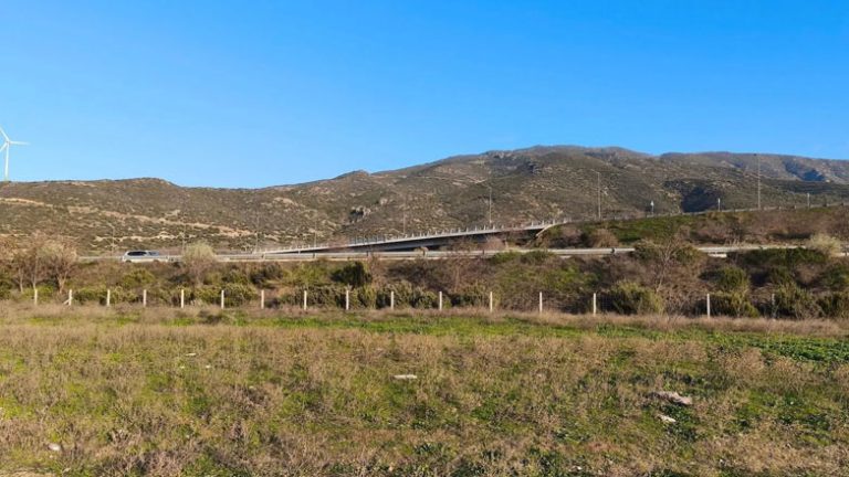 Ξήλωσαν το έργο «58 καρφιά στα Τέμπη» – Είχε δημιουργηθεί στη μνήμη των θυμάτων της σιδηροδρομικής τραγωδίας