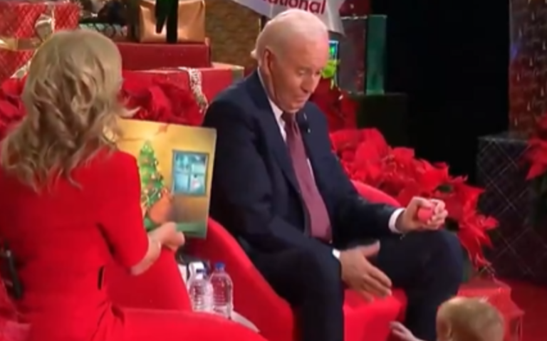 Τ.Μπάιντεν: H στιγμή που παιδί τρέχει μακριά του την ώρα που προσπαθεί να το πάρει στα γόνατά του