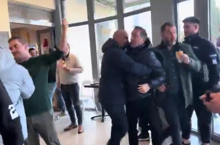 Στο νοσοκομείο ο Κώστας Αγοραστός μετά από επίθεση που δέχτηκε από συγγενείς θυμάτων των Τεμπών