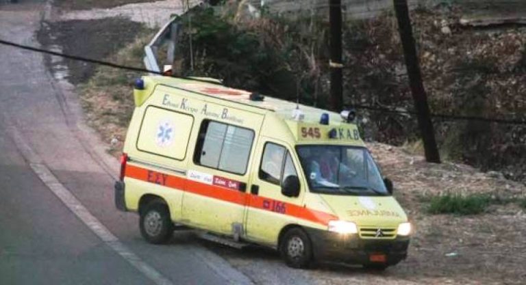 Σοβαρό τροχαίο στην “111”: Νεκροφόρα συγκρούστηκε με αυτοκίνητο – Δύο τραυματίες στο νοσοκομείο